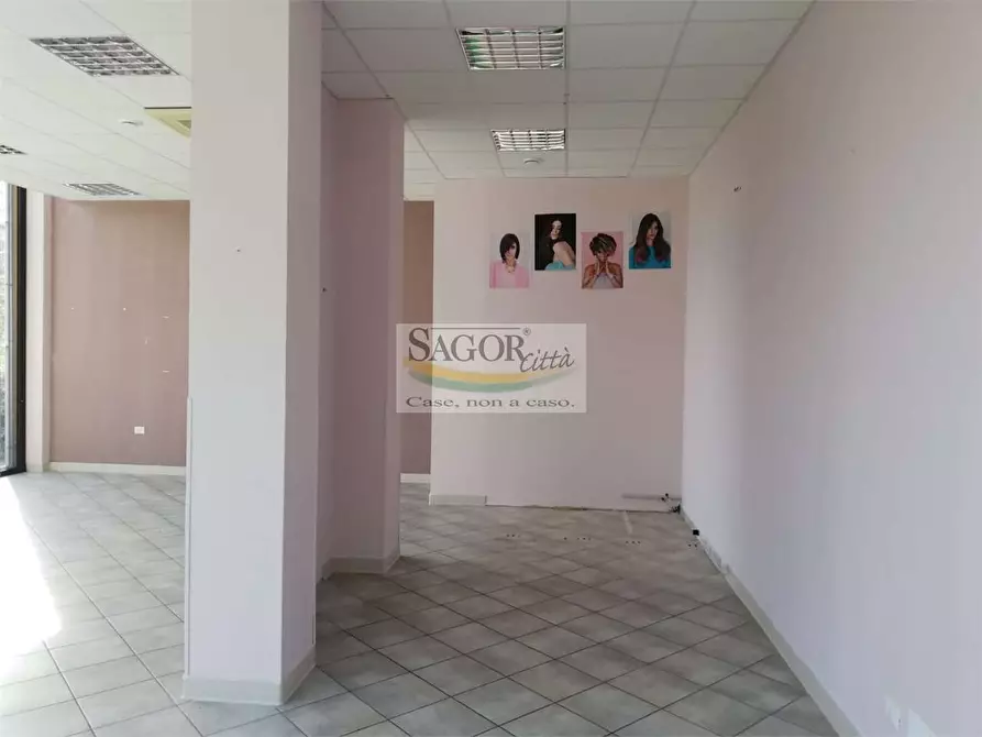 Immagine 8 di Negozio in affitto  in Via Giustetto 7 a Pinerolo