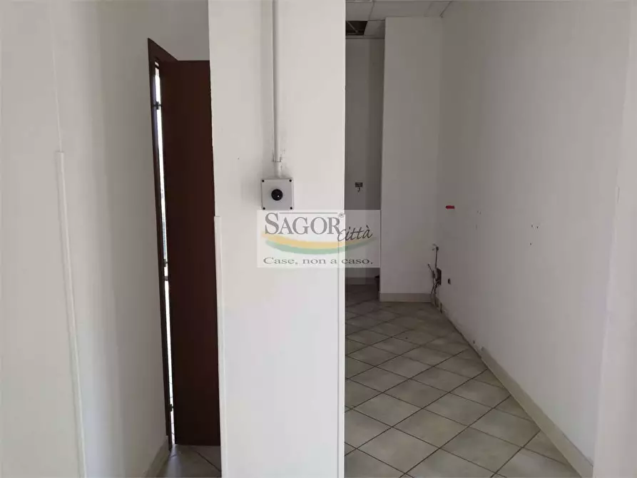 Immagine 9 di Negozio in affitto  in Via Giustetto 7 a Pinerolo