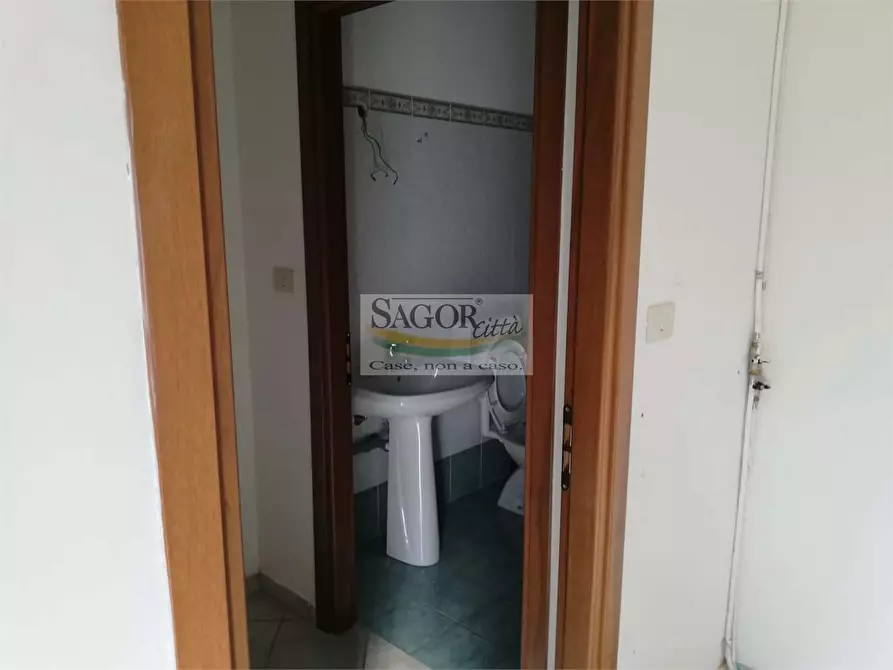 Immagine 13 di Negozio in affitto  in Via Giustetto 7 a Pinerolo