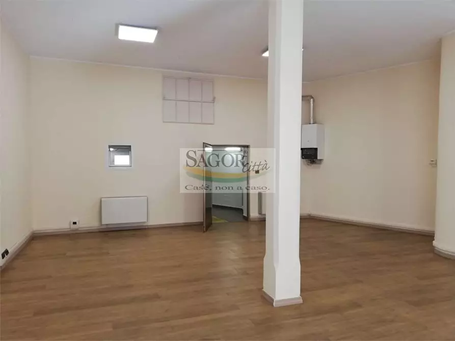 Immagine 2 di Negozio in affitto  in via Vigone 7 a Pinerolo