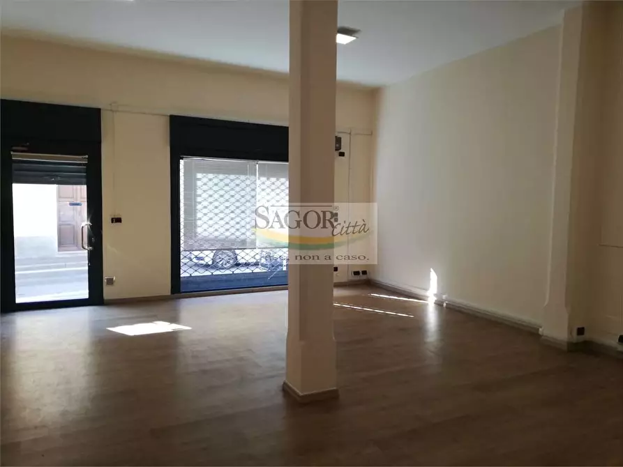 Immagine 5 di Negozio in affitto  in via Vigone 7 a Pinerolo