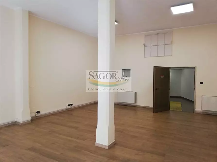 Immagine 6 di Negozio in affitto  in via Vigone 7 a Pinerolo