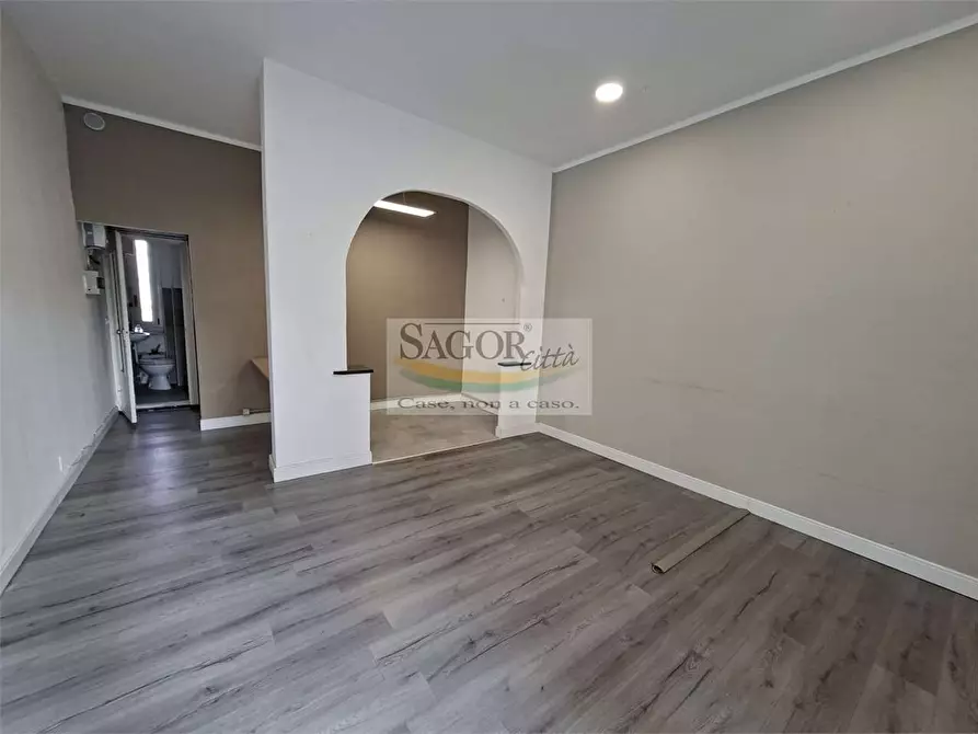 Immagine 1 di Negozio in affitto  a Pinerolo