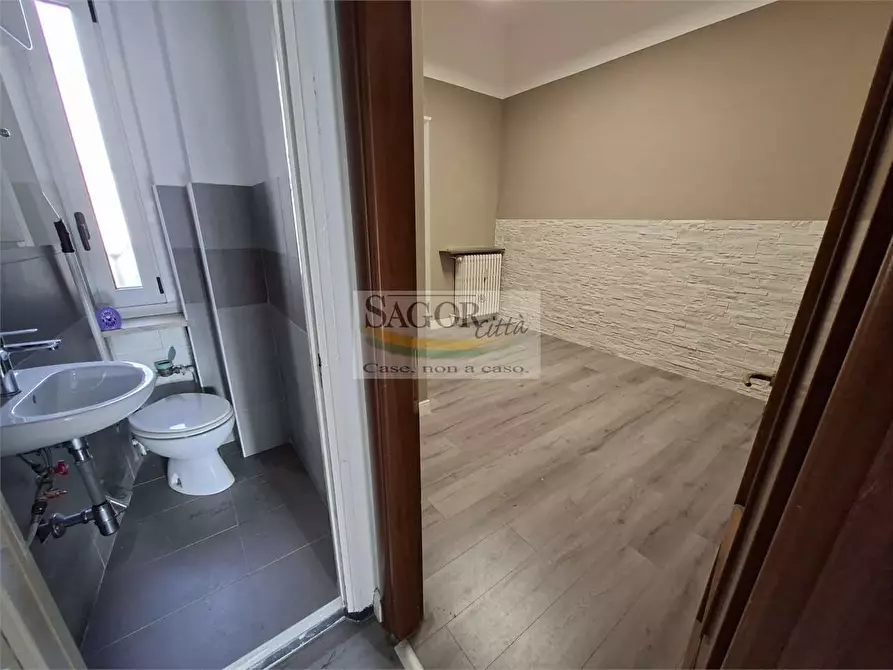 Immagine 4 di Negozio in affitto  a Pinerolo