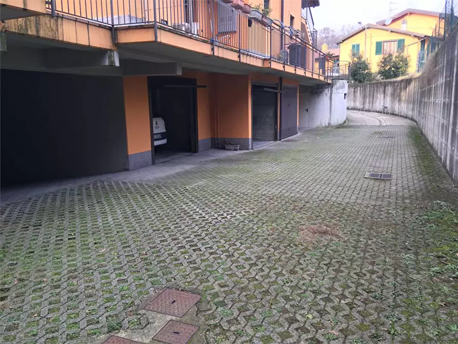 Immagine 2 di Garage in vendita  in via sempione a Vergiate
