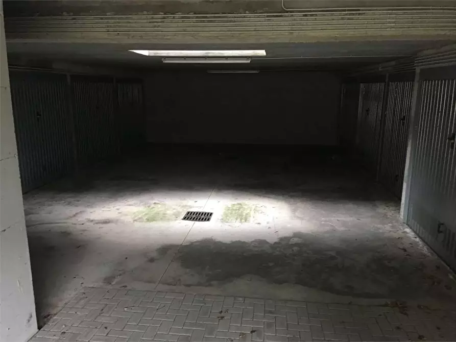 Immagine 3 di Garage in vendita  in via sempione a Vergiate