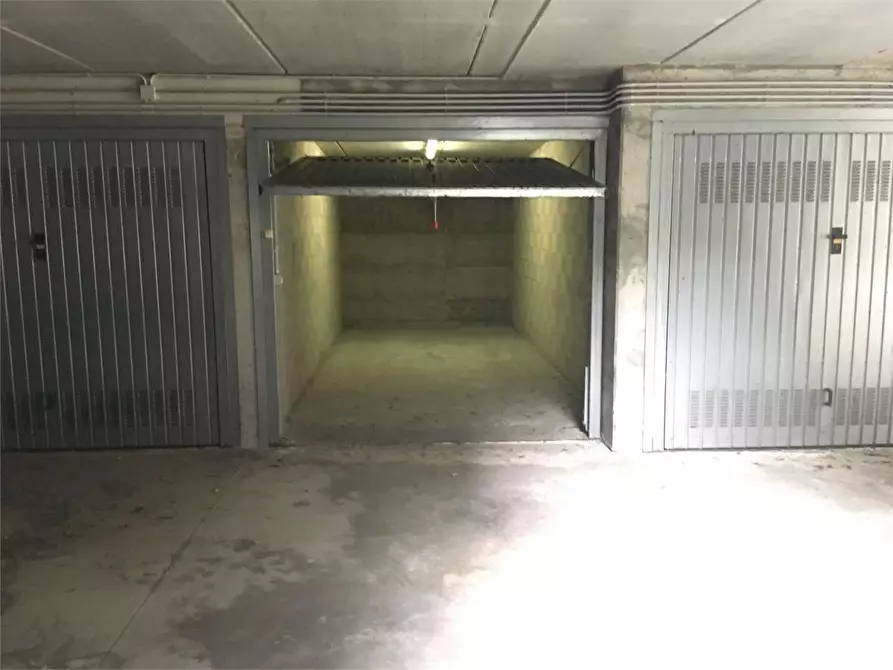 Immagine 4 di Garage in vendita  in via sempione a Vergiate