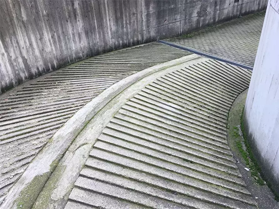 Immagine 5 di Garage in vendita  in via sempione a Vergiate