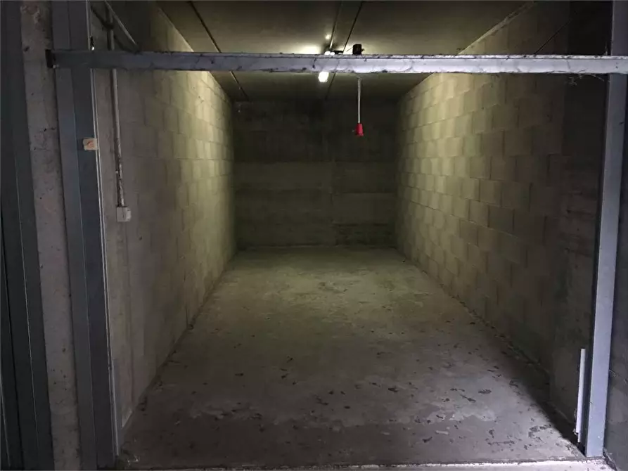 Immagine 6 di Garage in vendita  in via sempione a Vergiate