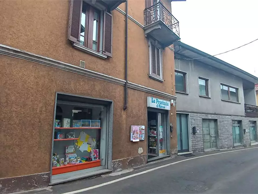 Immagine 1 di Negozio in affitto  in Via Santa Caterina a Travedona-Monate