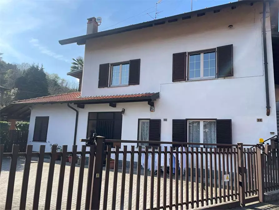 Immagine 1 di Porzione di villa in vendita  in Via Uponne a Ranco