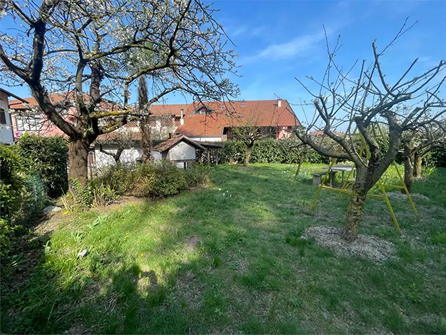 Immagine 1 di Porzione di villa in vendita  in Via Uponne a Ranco