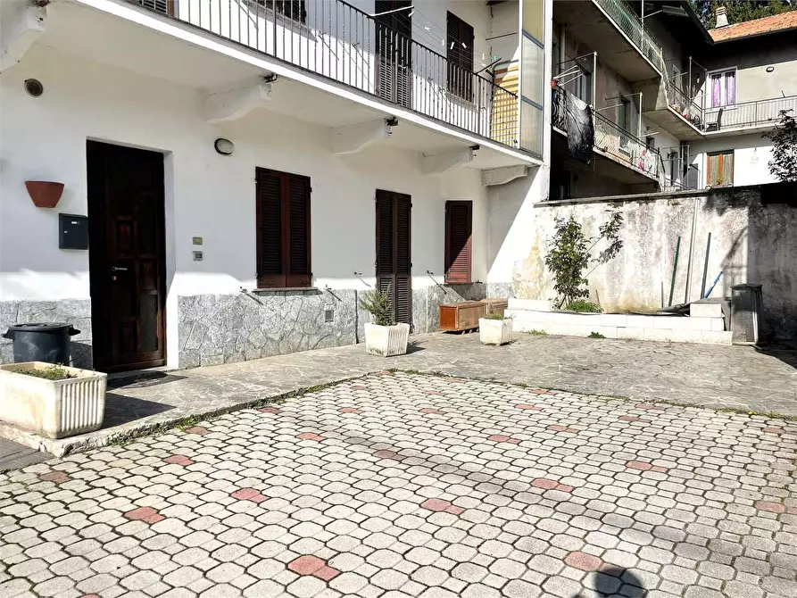 Immagine 22 di Porzione di casa in vendita  in via Verbano  26 a Casorate Sempione