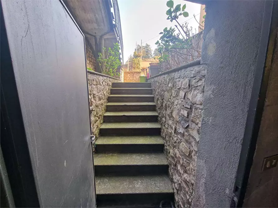 Immagine 27 di Casa bifamiliare in vendita  in via 25 Aprile a Travedona-Monate