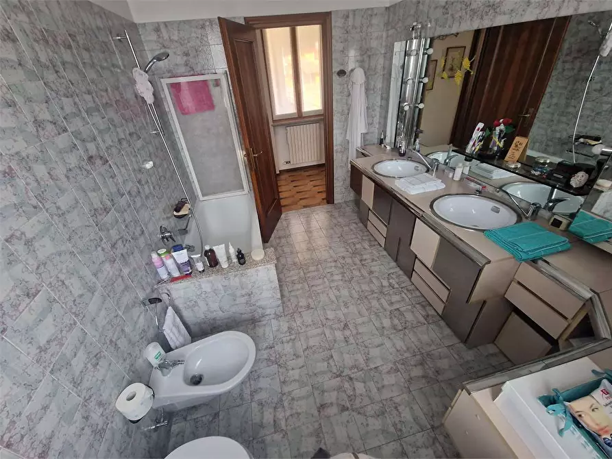 Immagine 38 di Casa bifamiliare in vendita  in via 25 Aprile a Travedona-Monate