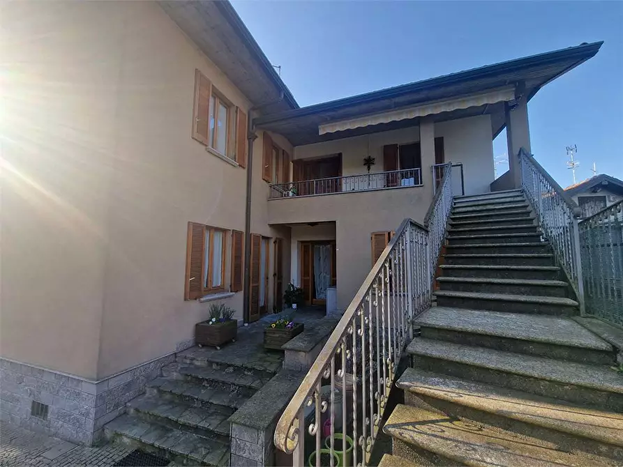 Immagine 2 di Casa bifamiliare in vendita  in via 25 Aprile a Travedona-Monate