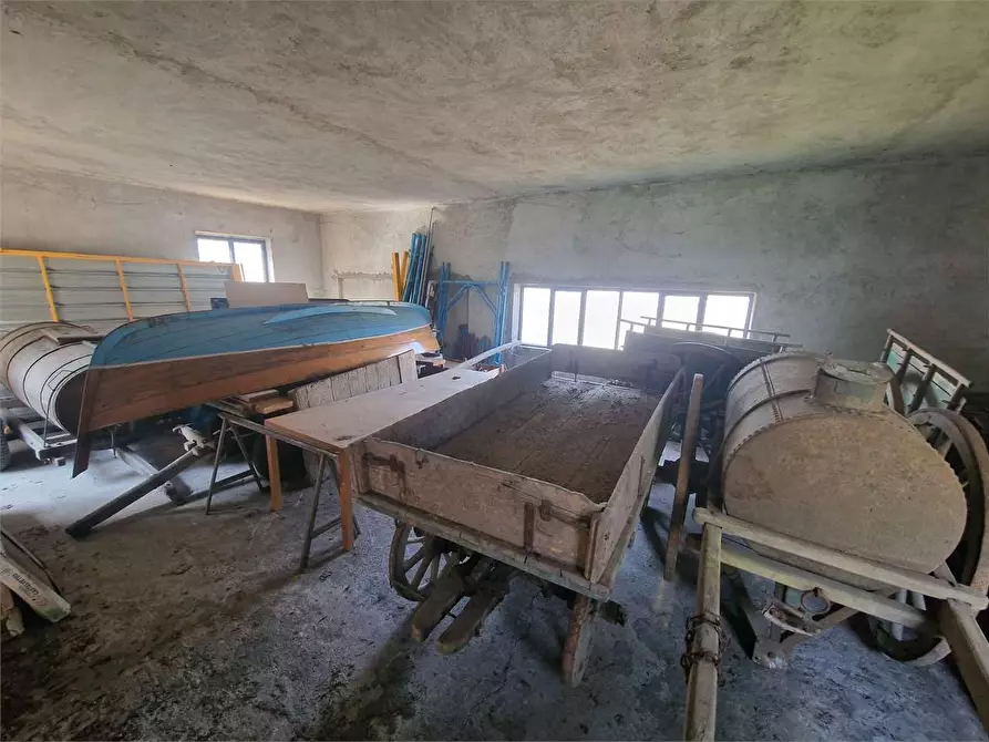 Immagine 9 di Rustico / casale in vendita  a Travedona-Monate