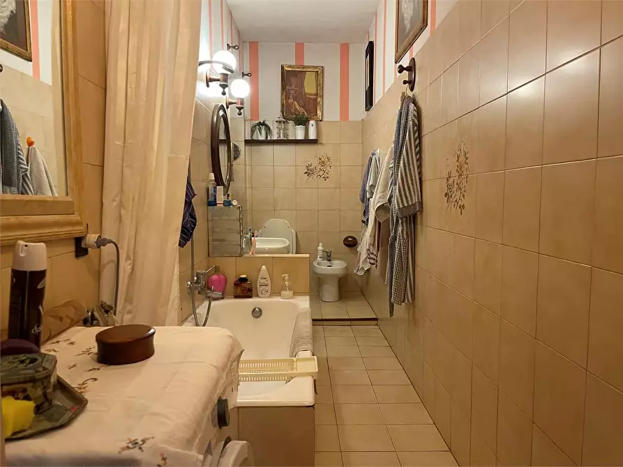 Immagine 14 di Quadrilocale in vendita  in Piazza Borghi a Varano Borghi