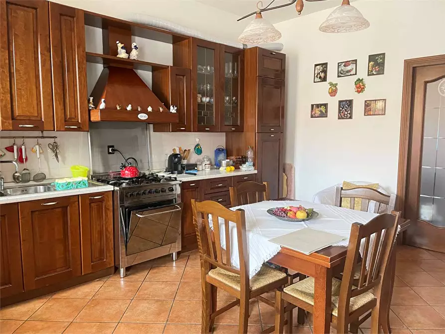 Immagine 2 di Quadrilocale in vendita  in Piazza Borghi a Varano Borghi