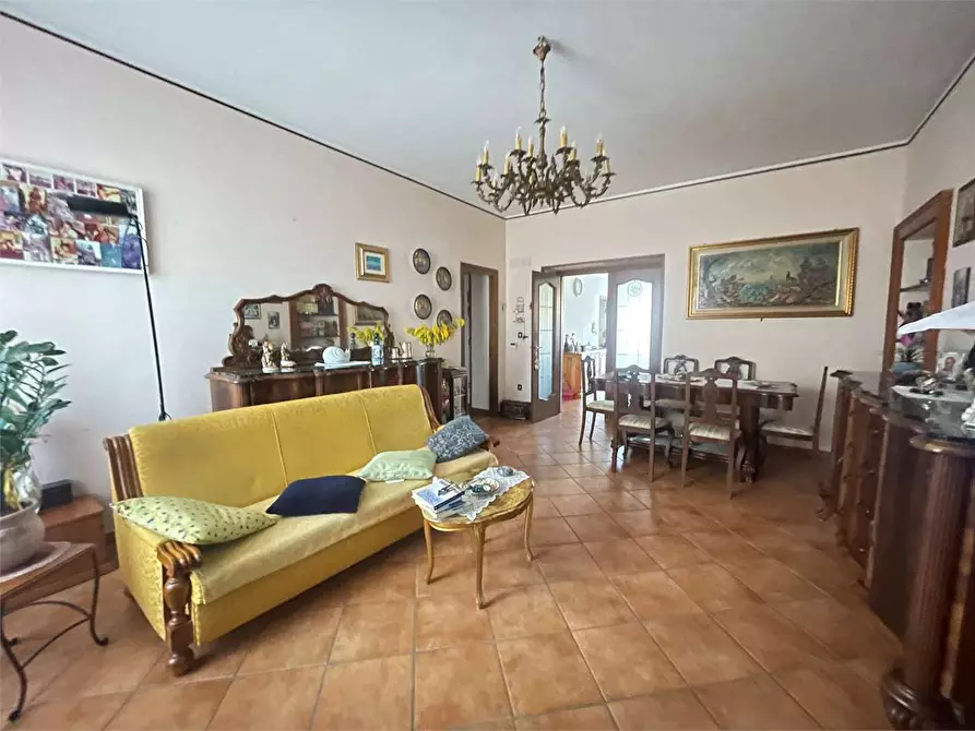 Immagine 5 di Quadrilocale in vendita  in Piazza Borghi a Varano Borghi