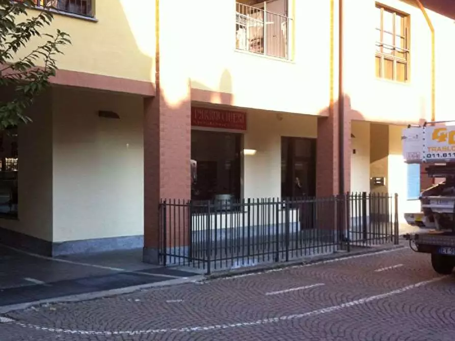 Immagine 2 di Negozio in vendita  in Piazza Modigliani 10/b a Nichelino