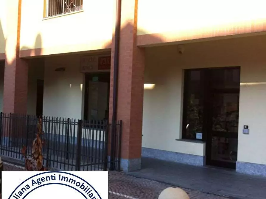 Immagine 2 di Negozio in vendita  in Piazza Modigliani 10/b a Nichelino