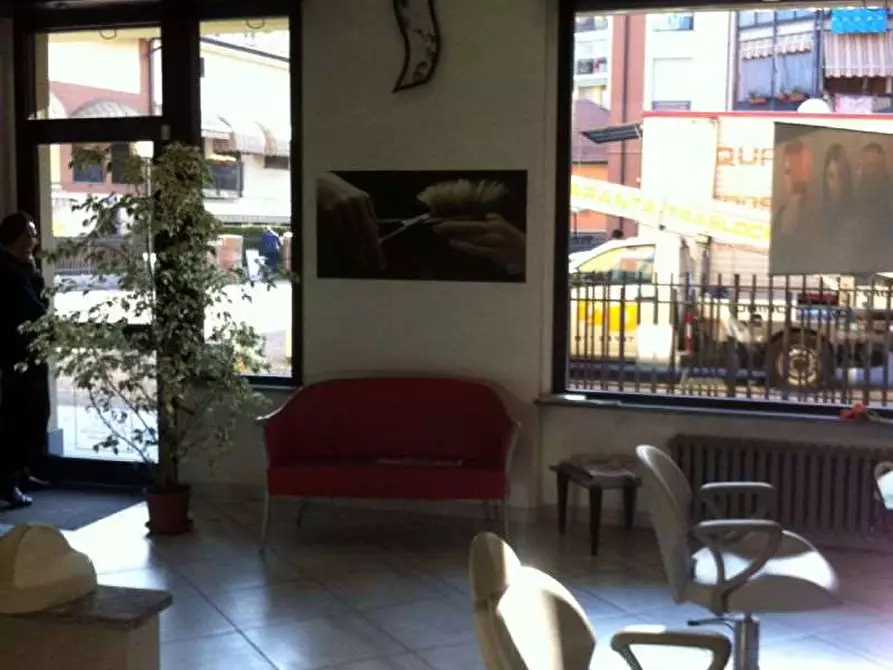 Immagine 8 di Negozio in vendita  in Piazza Modigliani 10/b a Nichelino