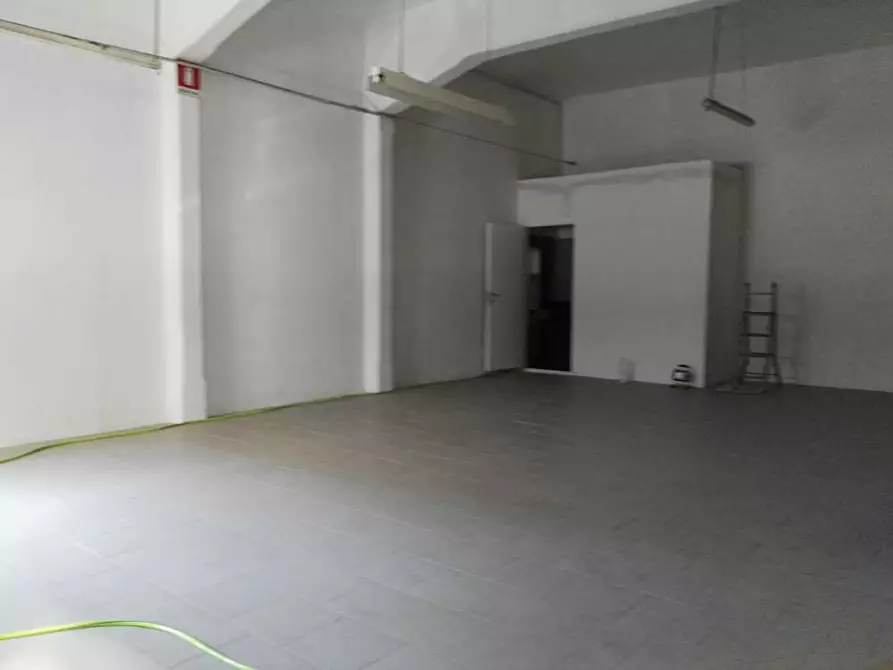 Immagine 9 di Negozio in vendita  a Prato