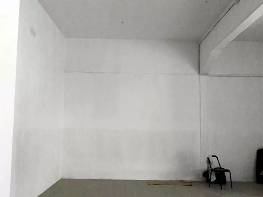 Immagine 11 di Negozio in vendita  a Prato