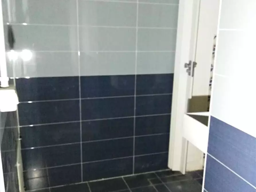 Immagine 12 di Negozio in vendita  a Prato