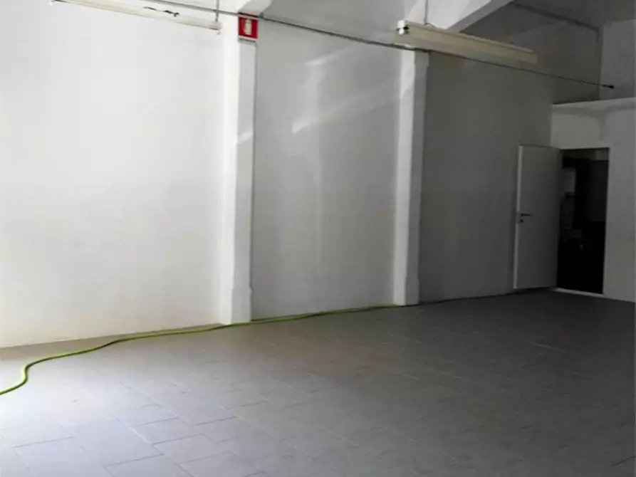 Immagine 13 di Negozio in vendita  a Prato