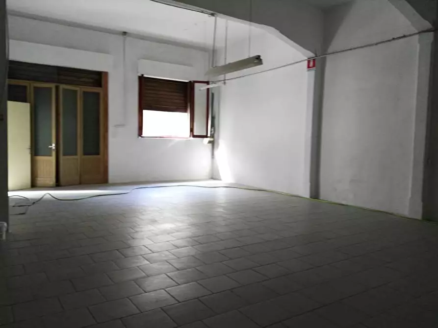 Immagine 8 di Negozio in vendita  a Prato