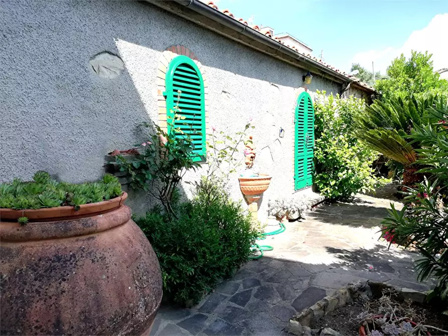 Immagine 9 di Villa in vendita  a Quarrata