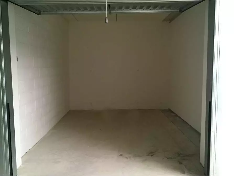 Immagine 1 di Garage in vendita  in via CARLO LIVI a Prato