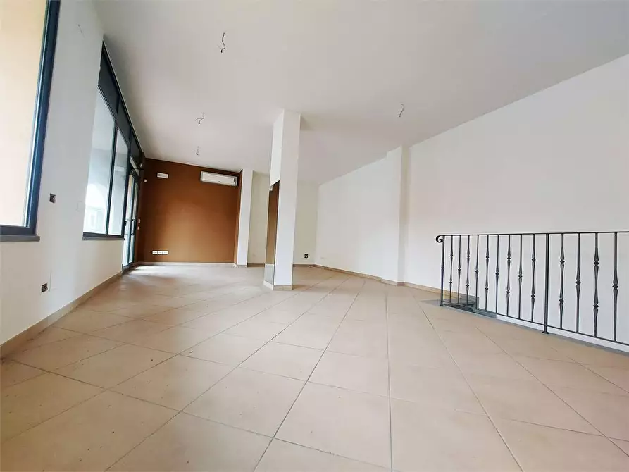 Immagine 1 di Negozio in vendita  a Prato