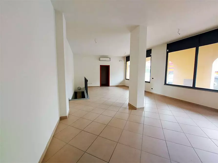 Immagine 3 di Negozio in vendita  a Prato