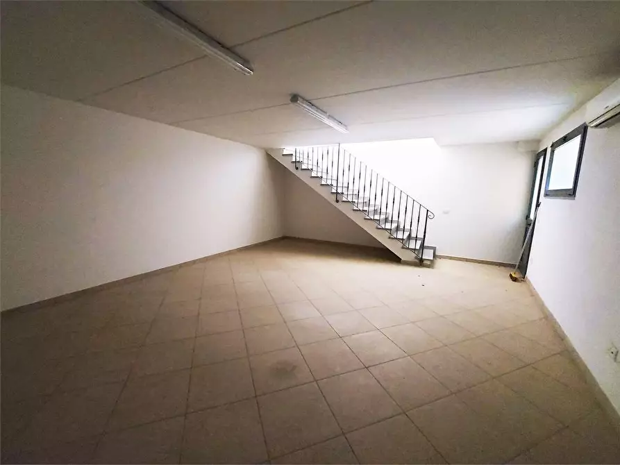 Immagine 5 di Negozio in vendita  a Prato