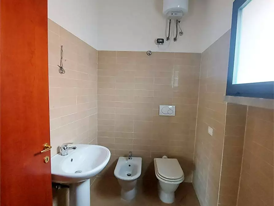 Immagine 6 di Negozio in vendita  a Prato