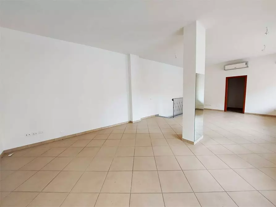 Immagine 3 di Negozio in affitto  a Prato
