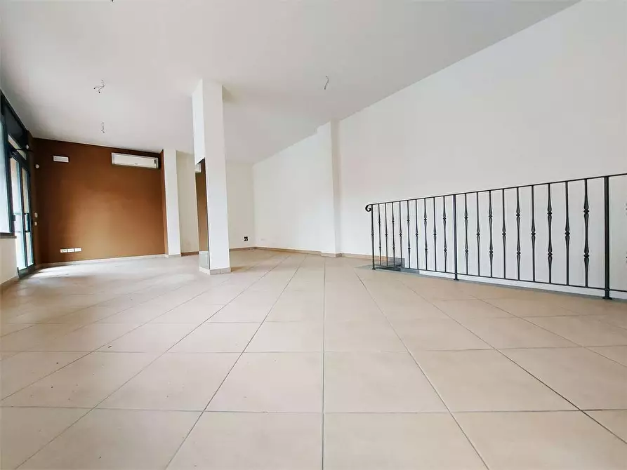 Immagine 4 di Negozio in affitto  a Prato