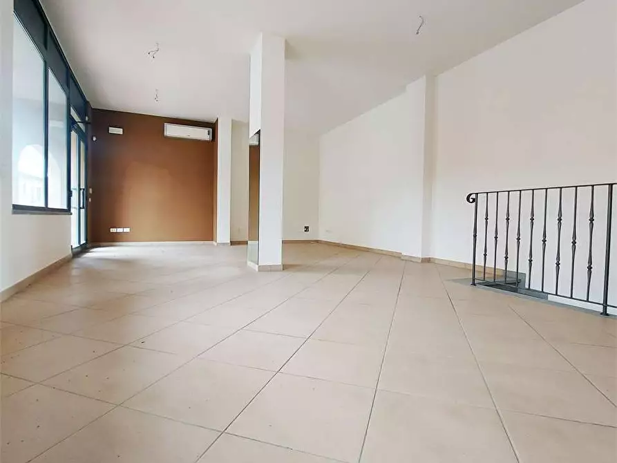 Immagine 7 di Negozio in affitto  a Prato