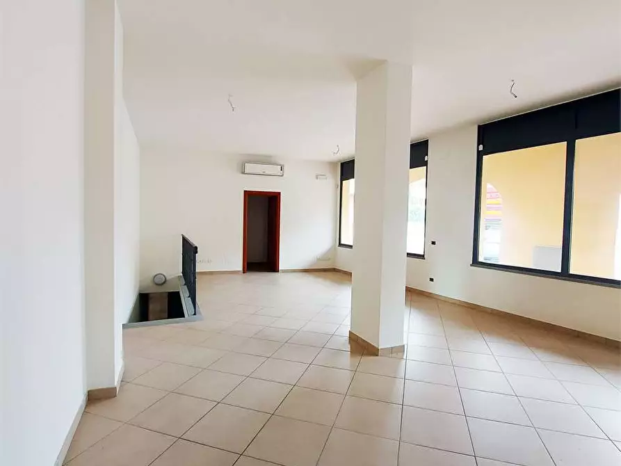 Immagine 8 di Negozio in affitto  a Prato
