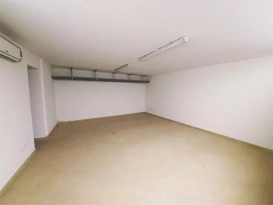 Immagine 9 di Negozio in affitto  a Prato