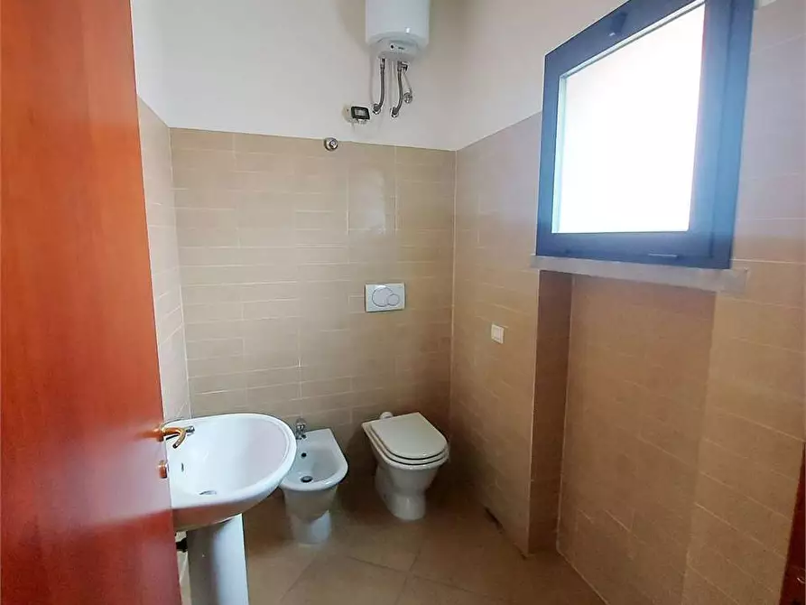 Immagine 10 di Negozio in affitto  a Prato