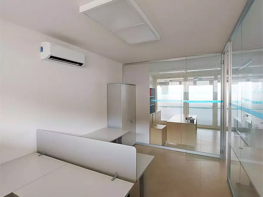 Immagine 15 di Ufficio in vendita  a Prato