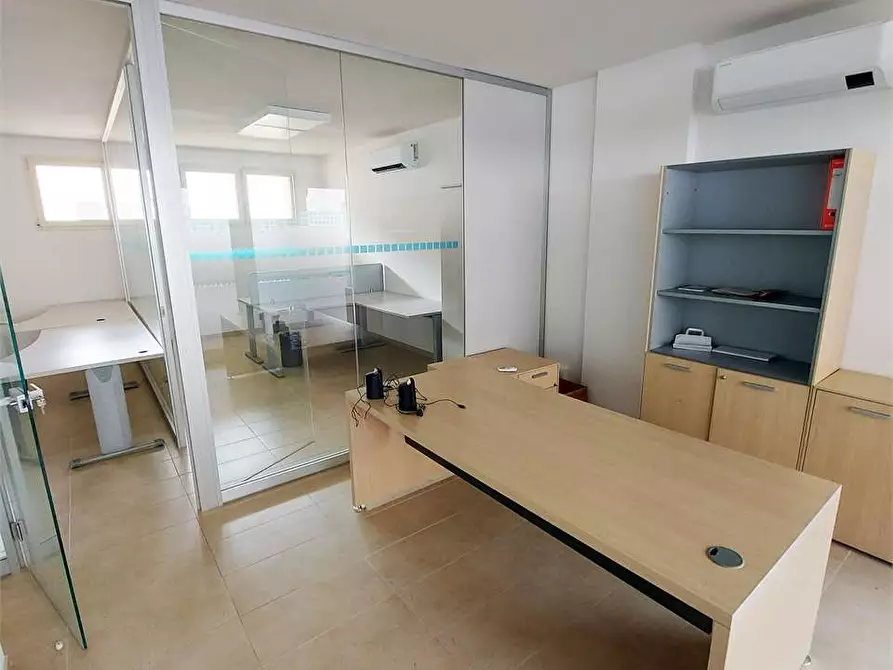 Immagine 17 di Ufficio in vendita  a Prato