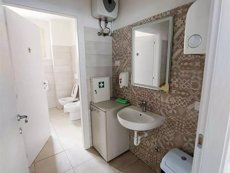 Immagine 8 di Ufficio in vendita  a Prato