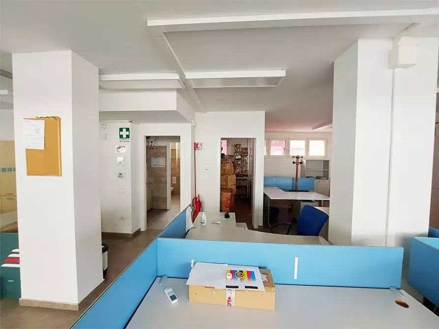 Immagine 10 di Ufficio in vendita  a Prato