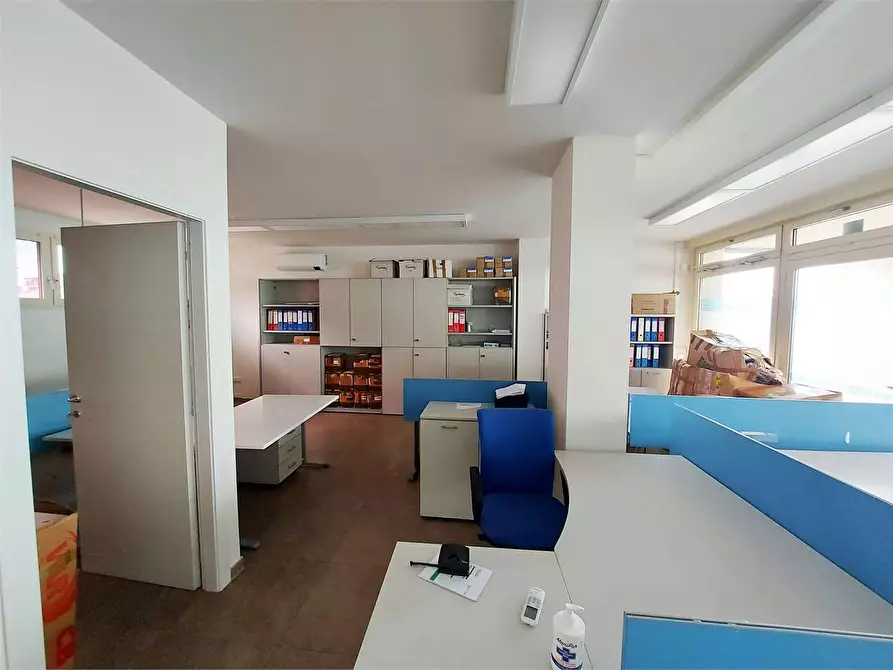 Immagine 11 di Ufficio in vendita  a Prato