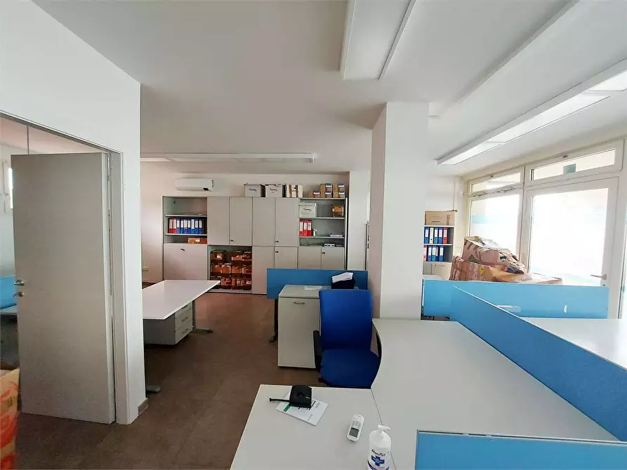 Immagine 4 di Ufficio in vendita  a Prato